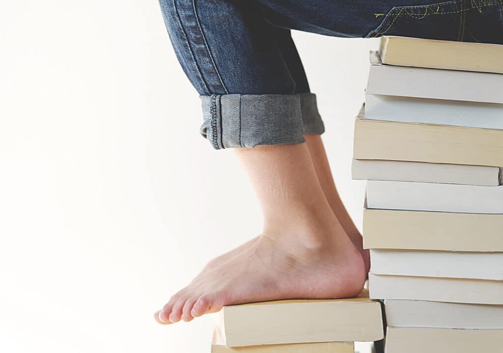 Lire assis sur des livres