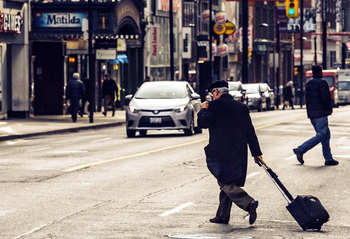 Homme traversant la rue dans une ville américaine.