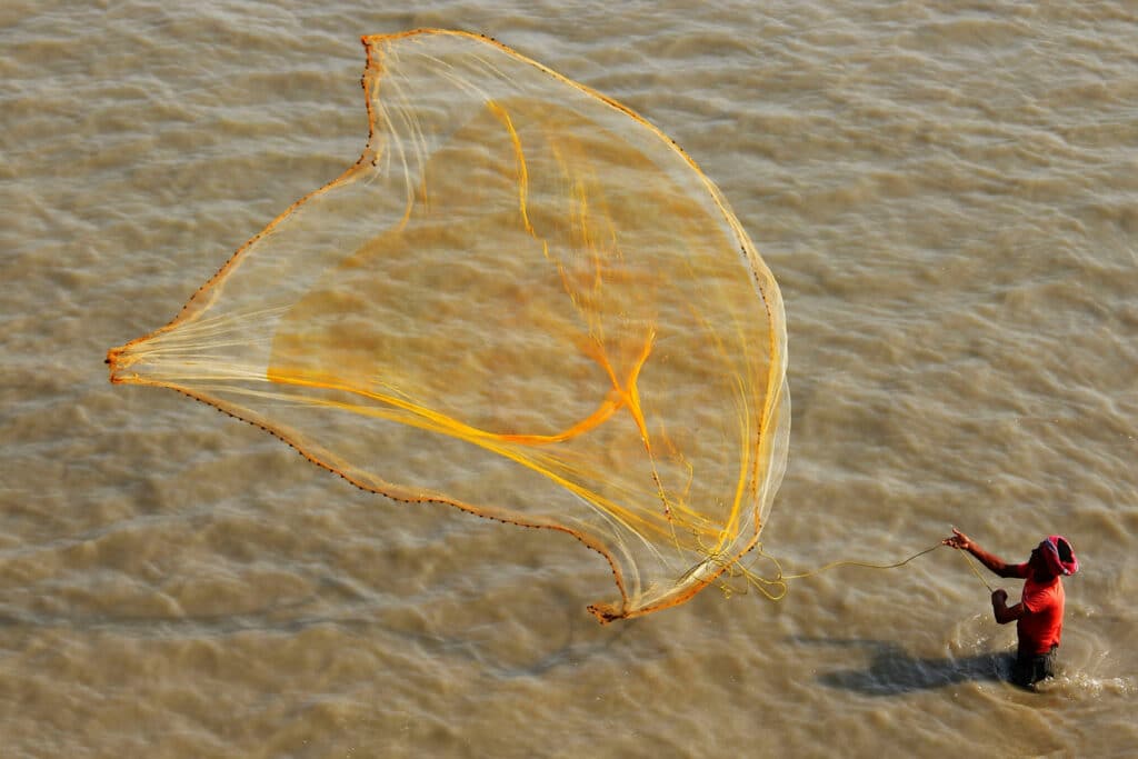 Pêcheur jetant le filet
