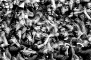 Foule oppressante et floue