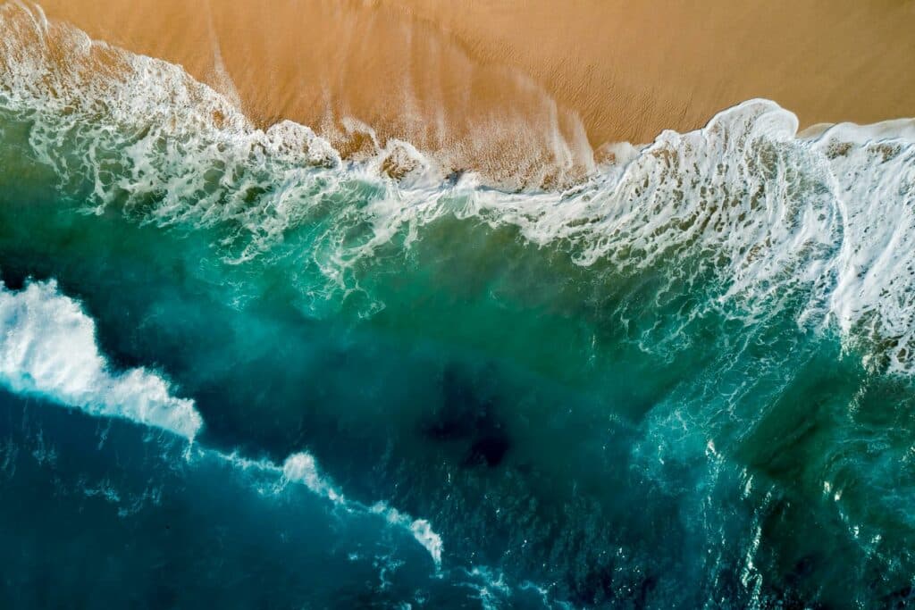 Mer et sable vus du ciel