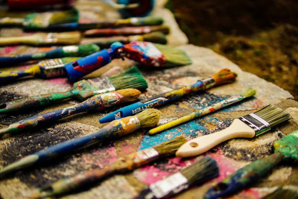 Pinceaux avec de la peinture de différente couleur.