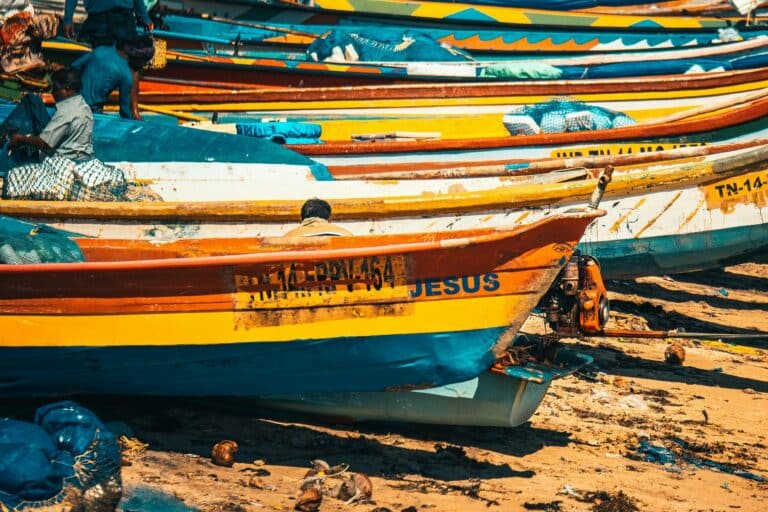 Bateaux de pêcheurs sur la plage